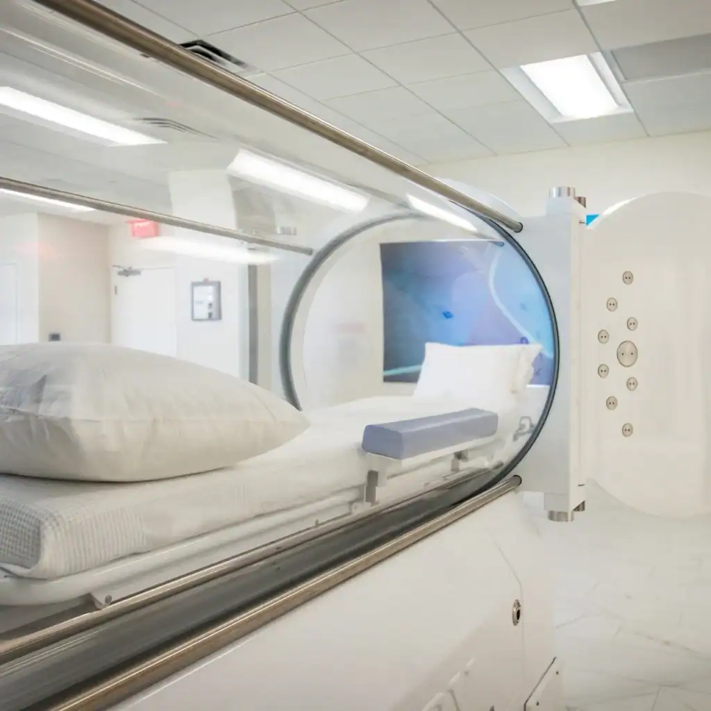 Modern hyperbaric oxygen therapy chamber at Renovo Health and Beauty in Tijuana, Mexico, used for advanced medical treatments including HBOT.